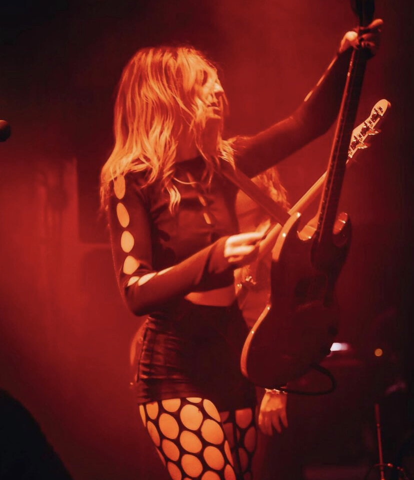 В колготках с большими дырами и гитарой на плече. Дочь Анжелики Варум из милой кудрявой девчушки перевоплотилась в рокершу