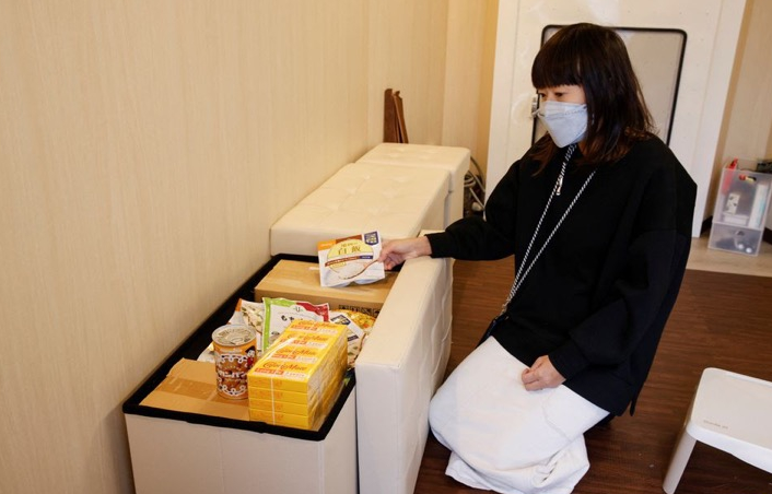 Внутри в современных коробах упаковки риса и прессованной лапши