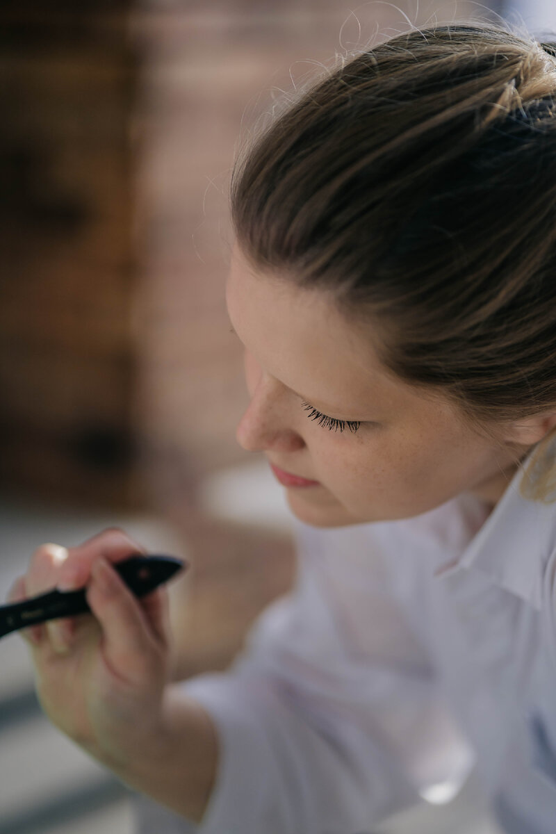  Регулярная практика рисования каждый день может оказывать положительное влияние на различные аспекты вашего мышления с точки зрения психологии. Вот несколько позитивных изменений, которые могут произойти:

1. Развитие творческого мышления: Рисование стимулирует ваше творческое мышление и способность генерировать новые идеи. Это помогает вам развивать умение приходить к нестандартным решениям, видеть связи между различными элементами и переосмысливать привычные вещи. Таким образом, ваше мышление становится более гибким и изобретательным.

2. Улучшение визуальных и пространственных навыков: Рисование развивает вашу способность визуализировать и представлять внешний мир. Вы начинаете обращать внимание на детали, оттенки и пропорции, что может улучшить ваше восприятие. Также вы развиваете пространственное мышление и способность представить 3D-объекты на 2D-поверхности, что помогает вам лучше воспринимать и анализировать информацию в пространстве.

3. Улучшение нейропластичности: Регулярная практика рисования активирует нейропластичность - способность нашего мозга изменять себя и создавать новые связи между нейронами. Это позволяет нам развивать новые нейроны и усиливать существующие навыки, связанные с рисованием. Когда мы рисуем, мозг обрабатывает и анализирует визуальные впечатления, моторные навыки, цвета, формы и пропорции. В результате этого процесса возникают новые связи между нейронами, улучшается коммуникация между различными областями мозга и самоорганизация нейронов.

4. Релаксация и уменьшение стресса: Рисование имеет успокаивающий эффект на наш ум и тело. Когда мы фокусируемся на рисовании, мы уводим свои мысли от повседневных забот и проблем. Это помогает уменьшить уровень стресса, улучшает настроение и способствует расслаблению. Рисование также может быть формой медитации, позволяющей нам находить внутренний покой и гармонию.


5. Поддержка эмоционального выражения и саморефлексии: Рисование позволяет вам выразить и осознать свои эмоции через творческий процесс. Также рисование может быть способом саморефлексии и понимания себя, так как вы можете увидеть свои мысли и эмоции, которые вы можете не замечать в повседневной жизни.

6.  Улучшение самооценки и уверенности: Регулярная практика рисования помогает улучшить вашу мастерство и навыки. С каждым новым рисунком вы будете замечать свой прогресс и достижения, что способствует повышению самооценки и уверенности. Вы также можете получать положительные отзывы и поддержку от других, что укрепляет вашу веру в свои способности.

Общий эффект рисования каждый день может быть уникальным для каждого человека, но немаловажно отметить, что практика творчества имеет потенциал стимулировать и растить ваше мышление в различных направлениях.