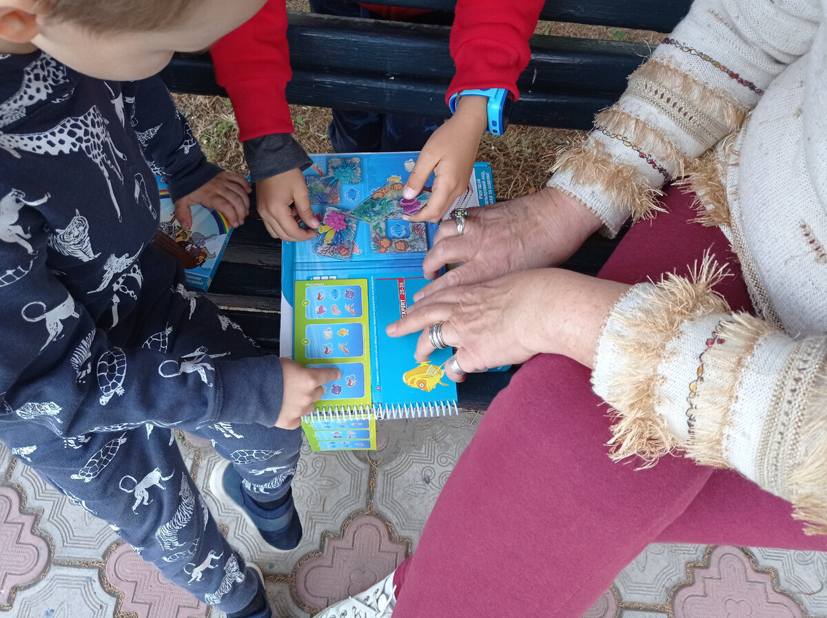 Игра с внуками в головоломки. Фото: Женщина после 50