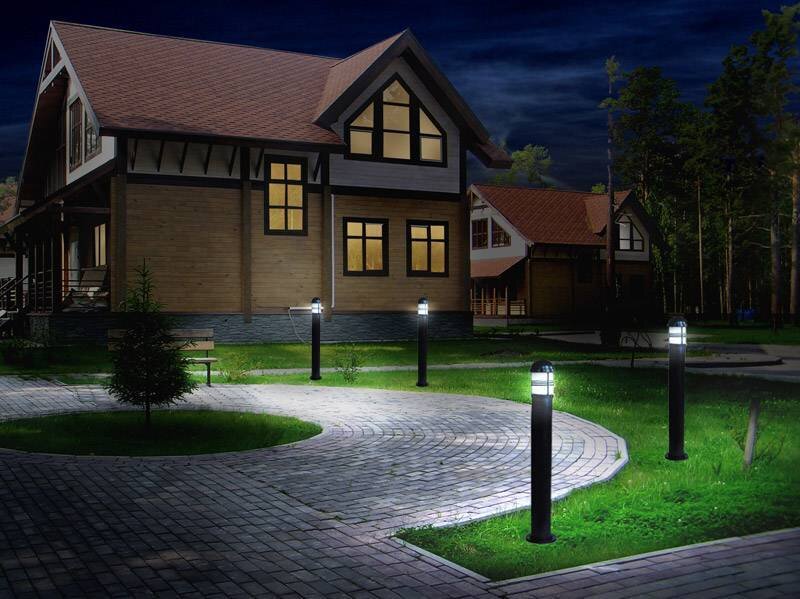 ланшафтное освещения двора. заросшая лужайка. темные участки соответствуют. освещение участка. темные участки соответствуют.