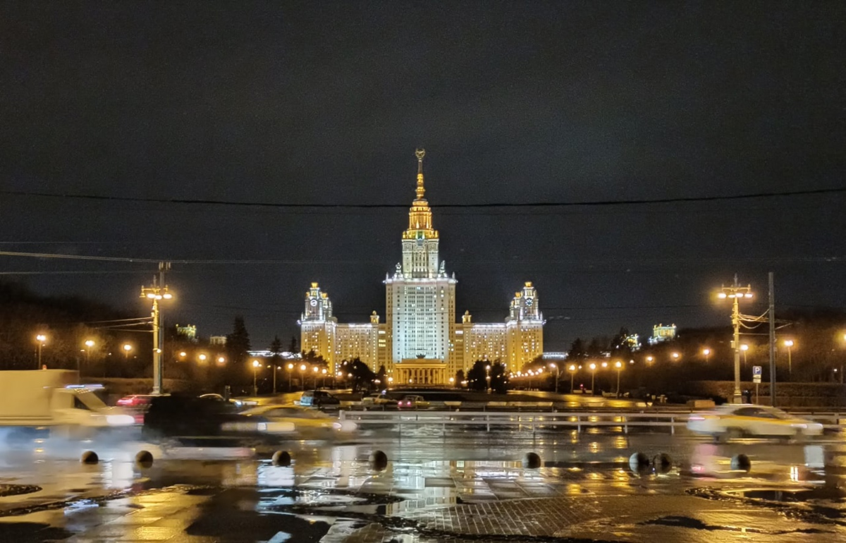 В этом здании я прожил три года, как аспирант.