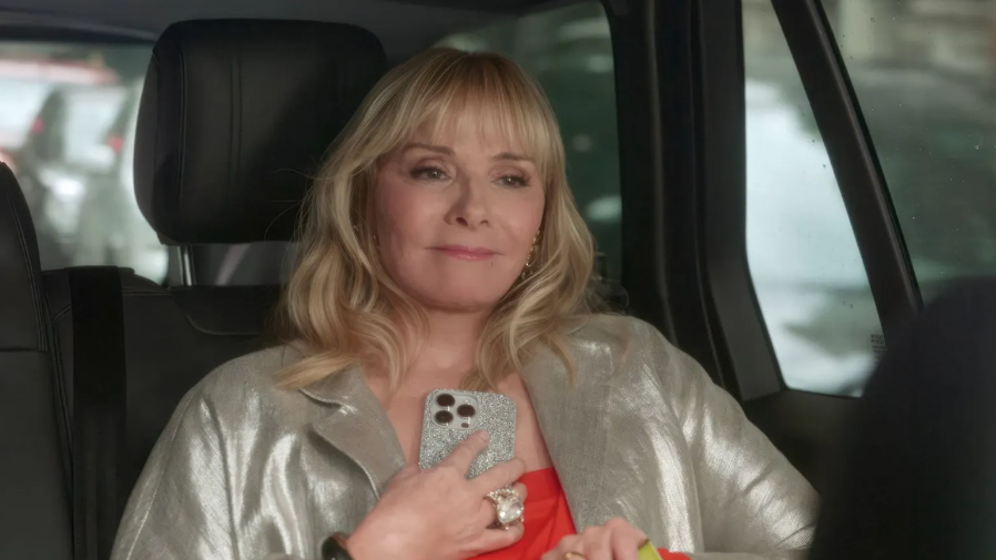 Саманта не смогла приехать на вечеринку Кэрри из Лондона. Это стоит считывать как то, что актриса Ким Кэтролл не дала согласия на полноценное участие в съёмках продолжения, а появилась лишь на несколько секунд даже не в одной локации с Сарой Джессикой Паркер