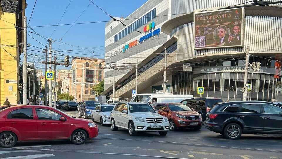     После падения дрона-камикадзе взорвался автомобиль, на который упали обломки. Столб огня видели жители соседних домов.