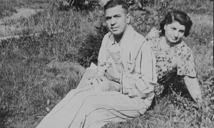 В редкие минуты отдыха c женой. Баку, 1946 г. Фото из архива Сабины Оруджевой