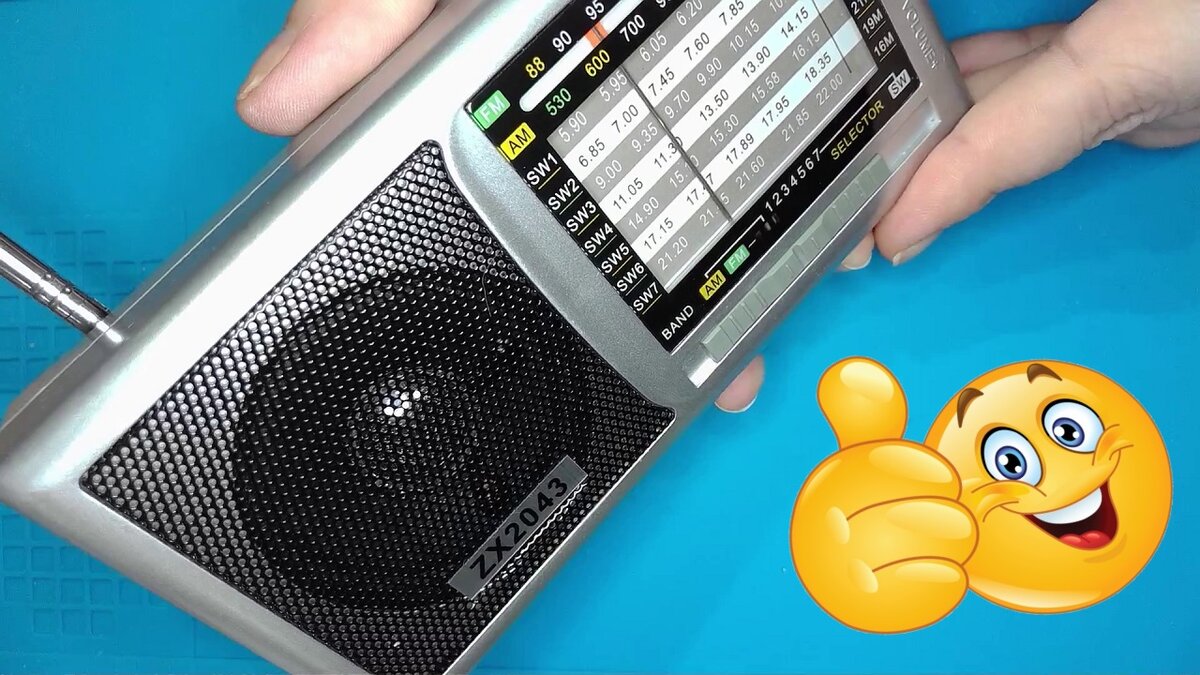 

Вы бы хотели собрать своими руками девятидиапазонный супергетеродинный радиоприёмник с верньером, в прочном красивом корпусе с решёткой громкоговорителя из перфолиста, с отсеками для пальчиковых батареек AA и литиевого аккумулятора BL-5C и даже с функцией неплохого светодиодного фонарика?

Если вы имеете минимальный опыт пайки электронных компонентов поверхностного монтажа, то этот радиоконструктор на основе легендарной микросхемы 2003 вас очень порадует.

Вы спросите, разве на усилителе мощности звуковой частоты TDA2003 или UTC2003 можно построить серьёзный радиоприёмник? Или, может быть, на ULN2003, которую многие привыкли называть «драйвером шагового двигателя», тогда как на самом деле это сборка из семи дарлингтоновых пар?

Сегодня пойдёт речь и о них, и о CD2003 (TA2003) — одной из самых удачных аналоговых микросхем для АМ/ЧМ радио.