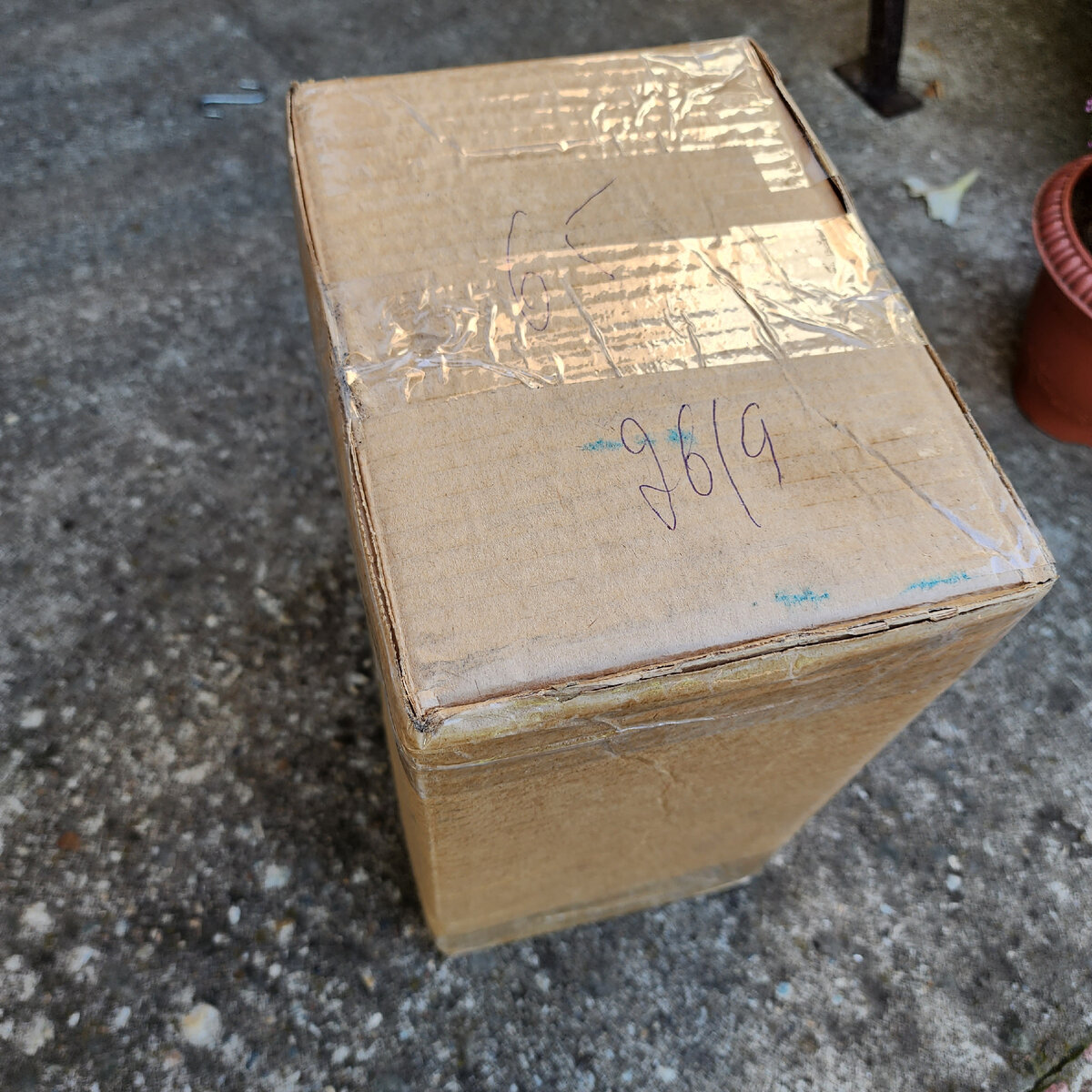 Коробка, как видно, в этот раз почти не мятая. Повезло. 