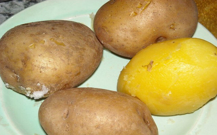 
2. Яйца варятся вкрутую, остужаются и очищаются от скорлупы.