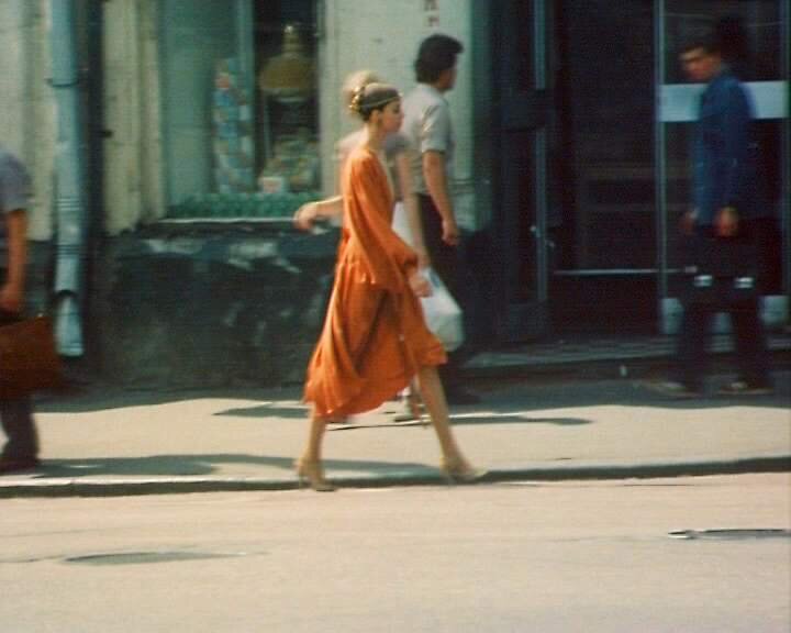 Кадр из фильма  «Гостья из будущего» (1984). Скриншот. Полина на улицах города, куда её заслали.