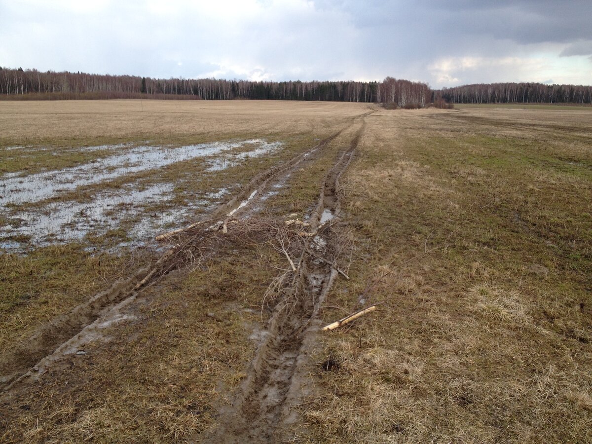Тут шли декабристы в Сибирь. Впереди выступ леса на опушке-остатки тракта. Была у меня навязчивая идея доехать посмотреть на него. Выехал на окраину поселка и поехал по видимой грунтовой дорожке по полю.
