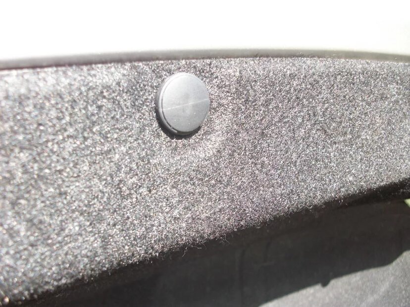 Снимаем 12 клипс, держащих обшивку багажника