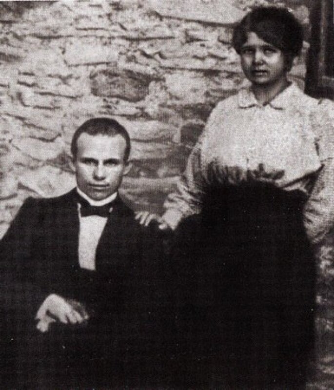 Хрущев с первой женой Фросей 1916 год. Источник изображения: сайт anews.com