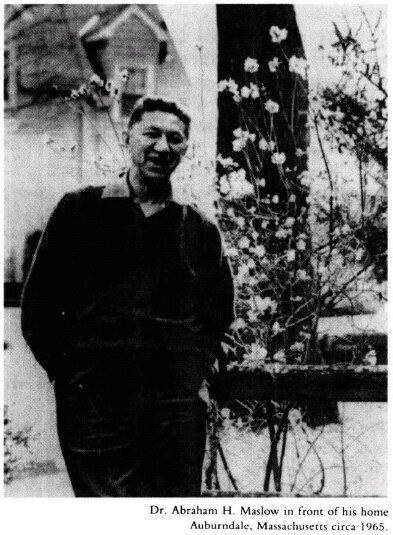 https://upload.wikimedia.org/wikipedia/commons/e/e0/Abraham_Maslow.jpg