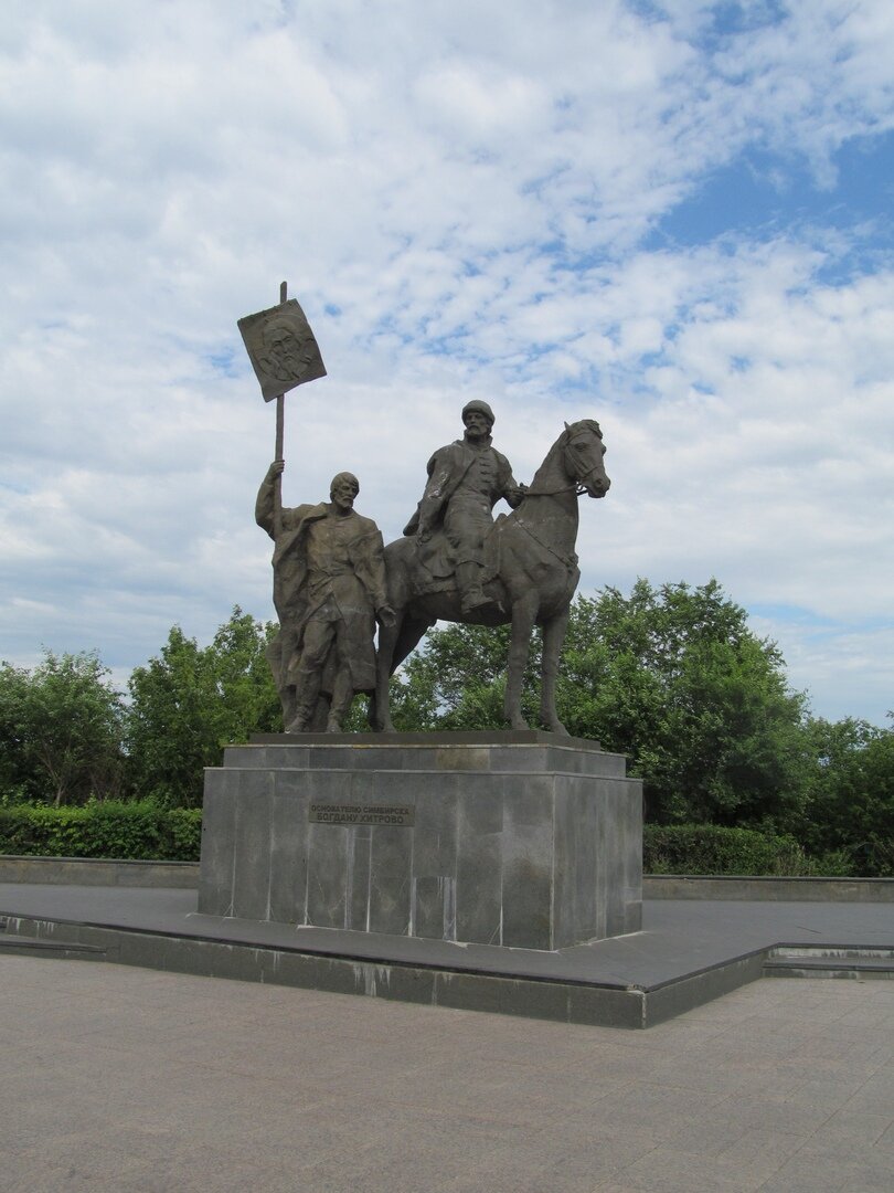 Памятник Богдану Хитрово