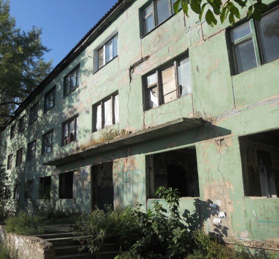 Примерно в таком здании приходилось работать. Хотя  в моем случаи окна были везде.