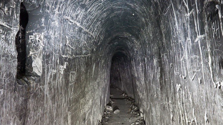 Некоторые монастыри располагаются в столь труднодоступных местах, что попасть в них без специального снаряжения невозможно. 