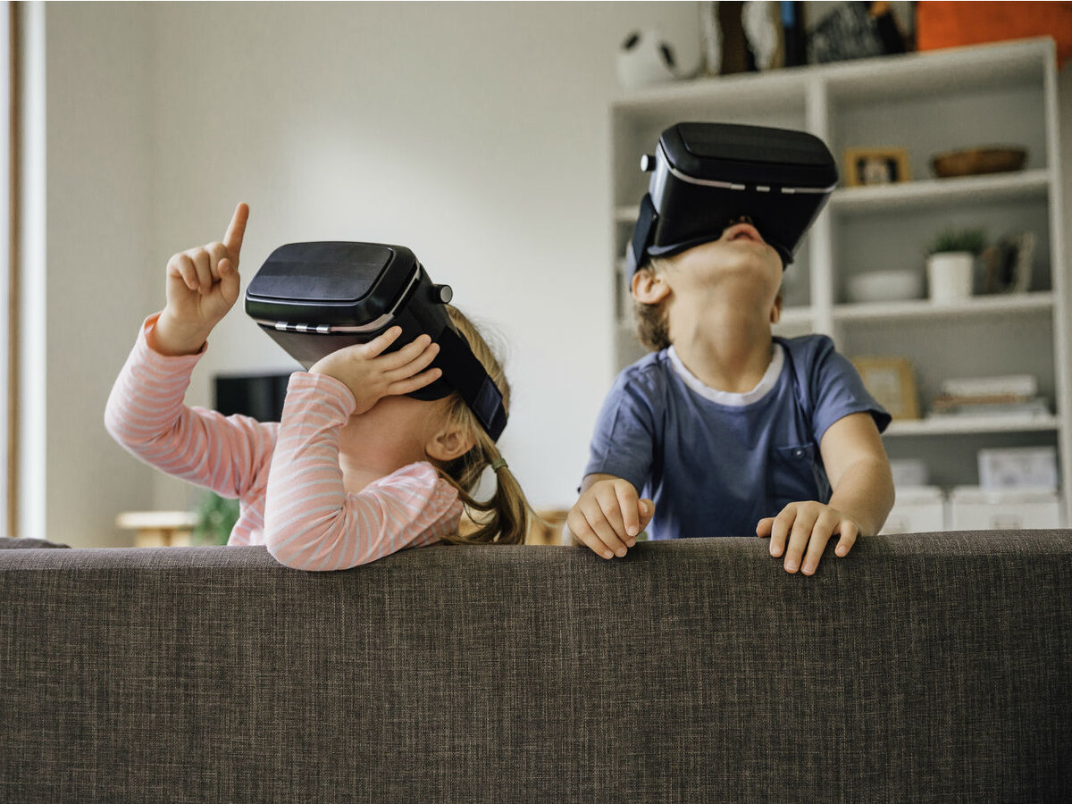 Виртуальные очки для детей. Виртуальная реальность дети. Виртуальные очки дети. Ребенок в шлеме виртуальной реальности. Дети в очках виртуальной Реал.