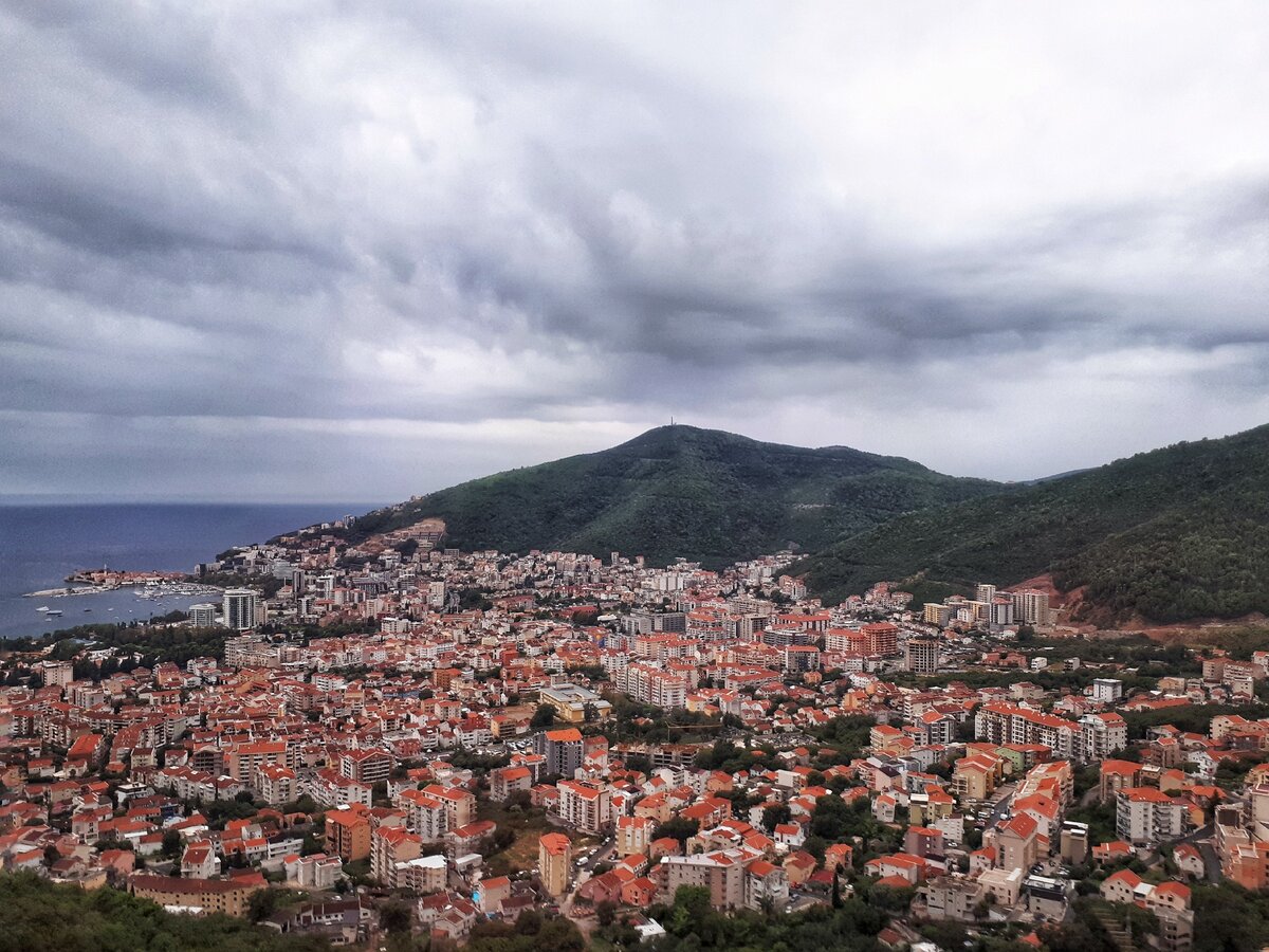 Вид на Будву с дороги.