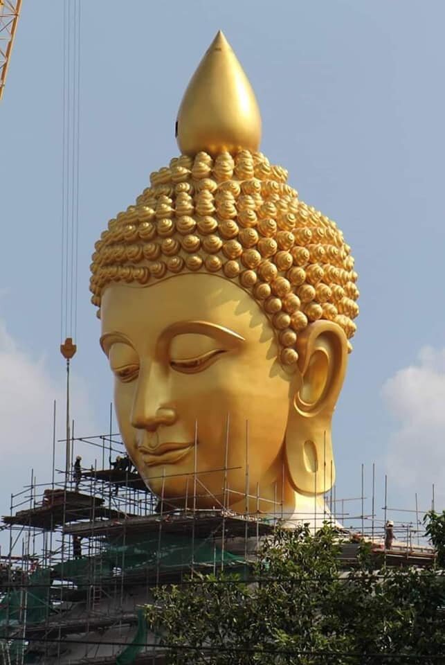 Строящаяся статуя Будды в храме Ват Пакнам в Бангкоке, Таиланд