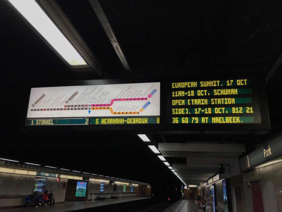 Огоньки показывают, где находится ваш поезд. Внизу номер линии, конечная станция и минуты до следующего поезда.