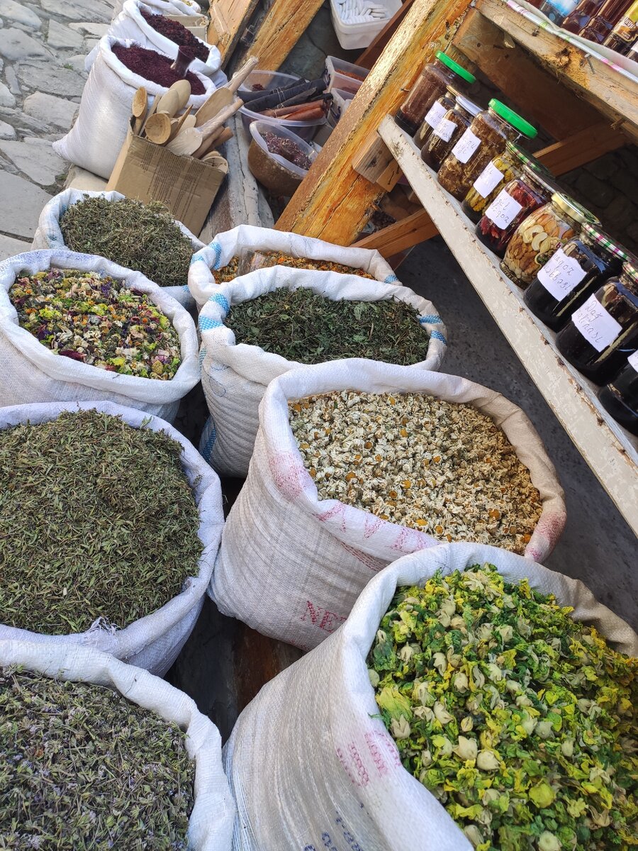 На местном рынке.