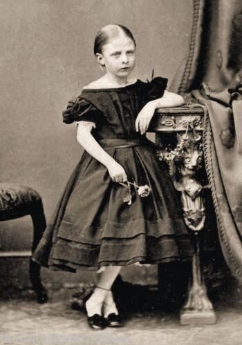 Видите, за девочкой можно заметить ножки штатива