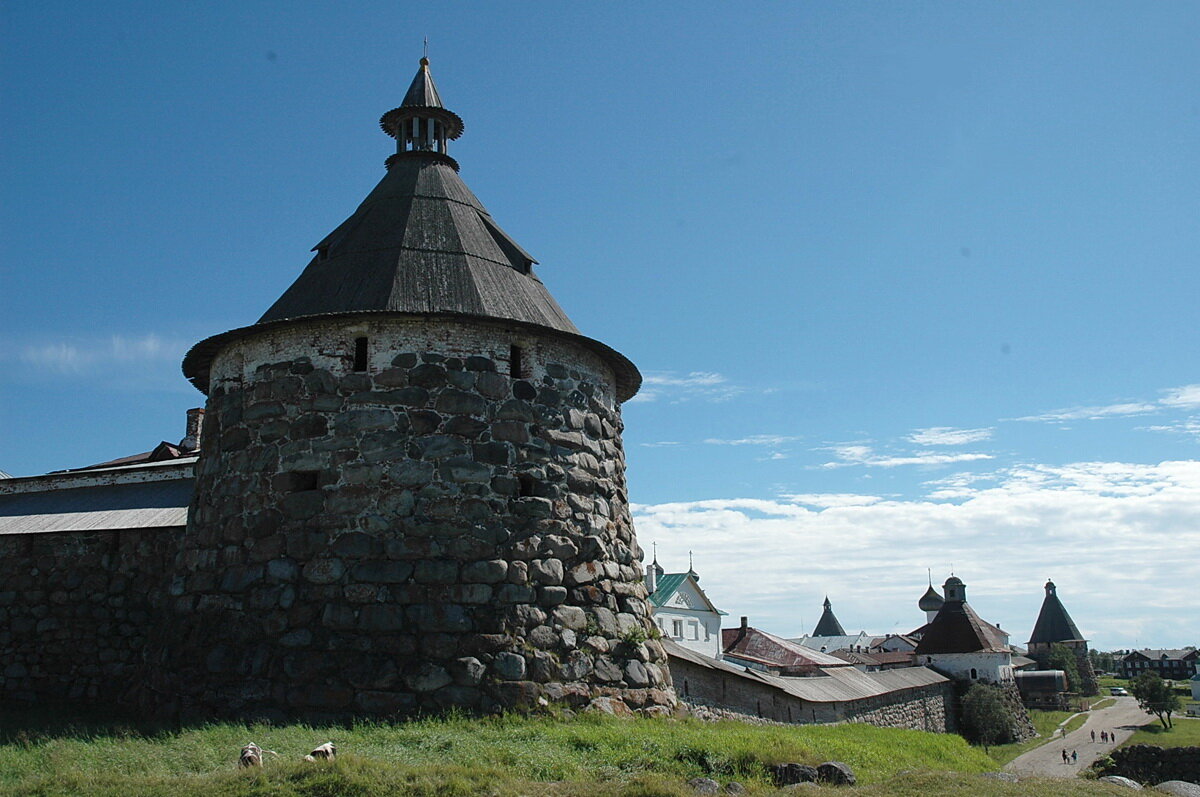 Монастырские стены со стороны бухты Благополучия на Белом море. Башни Корожная, Успенская и Прядильная.