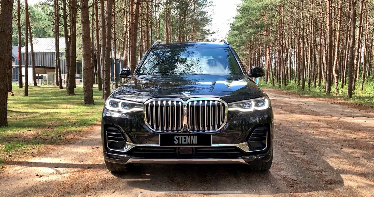 Новый BMW X7 смотрится эффектно