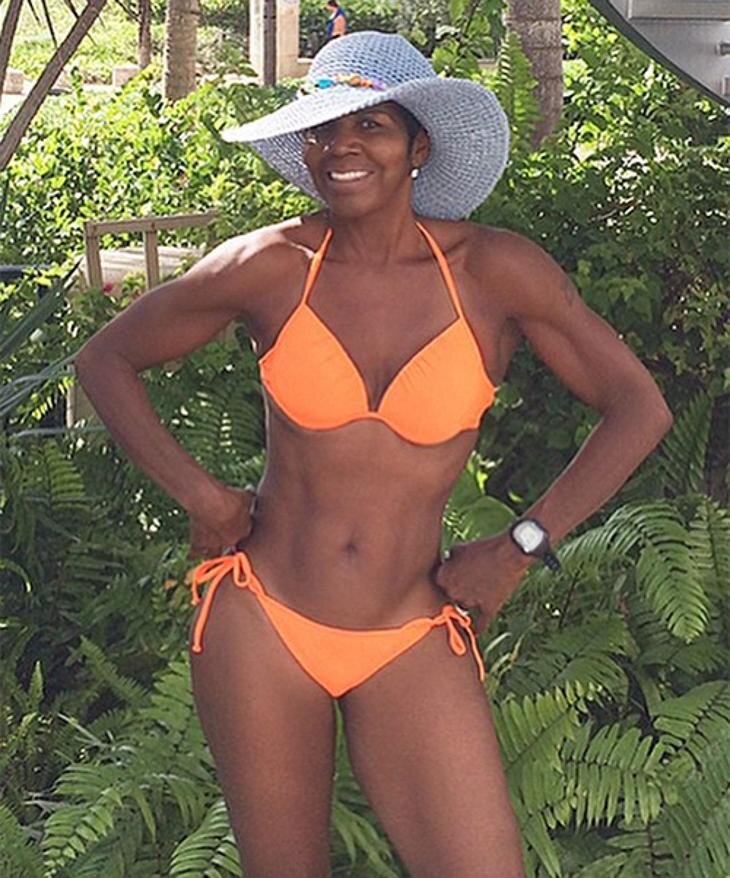 Пожилые женщины загорают. Загорелые бабушки. Донателла версаче фигура. Толстая пожилая женщина. Бабушки в купальниках.