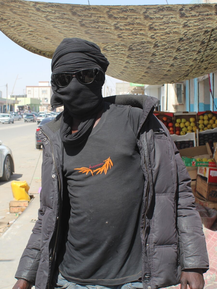 Парень в пуховике. Город Нуадибу, Мавритания.