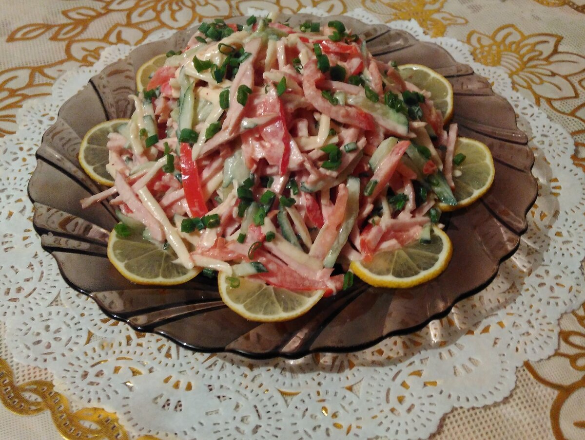 Салат сырокопченая колбаса огурец. Салат Уралочка с копченой колбасой. Салат с колбасой и сыром. Салат с копчёной колбасой и сыром. Салат с сырокопченой колбасой.