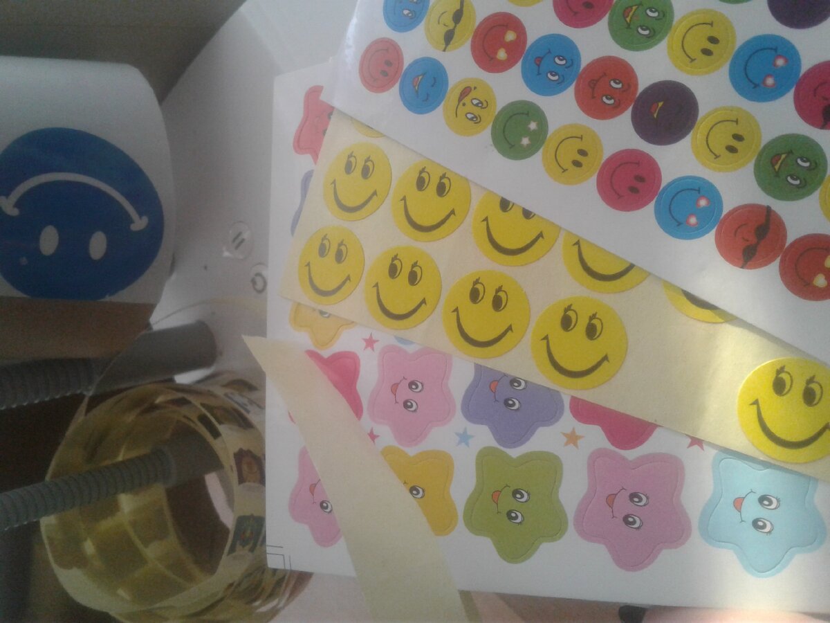 Огромная куча наклеек. Зацените на заднем фоне рулон наклеек с драконами😉