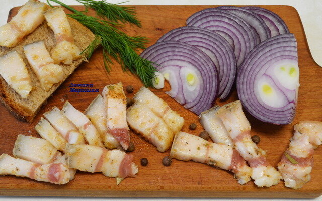 Многие любят сало, но, не все хотят его готовить,т.к. не всегда купишь хорошее сало. Да с прослойкой. Есть у меня на рынке у нас в городе знакомая, торгует она мясом и салом, у неё то я и покупаю. Ни разу не подводила меня продавец,за что ей большое спасибо, зовут ее Рена. 