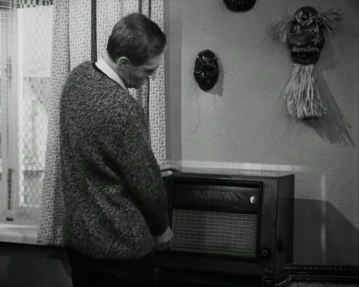 В одной из сцен 1-й серии Штирлиц крутит настройки приёмника и находит лёгенький джаз. Кадр из фильма «Семнадцать мгновений весны» (1973). Источник - YouTube