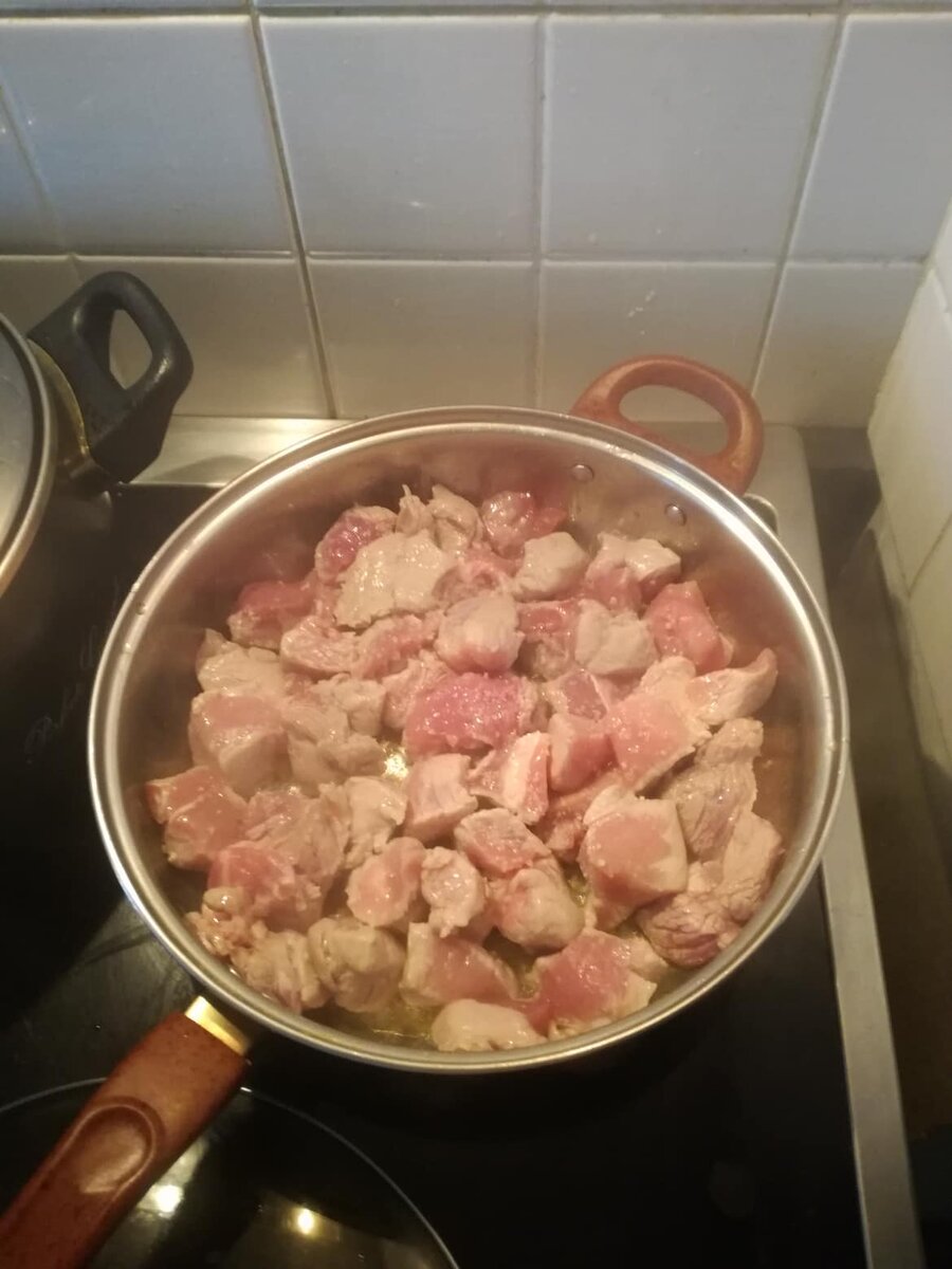 Мясо режем небольшими кусочками и тушим в сотейнике до испарения жидкости, затем немного обжариваем