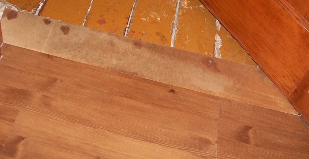 Укладка ламината на деревянный пол своими руками за 6 шагов с фото и видео