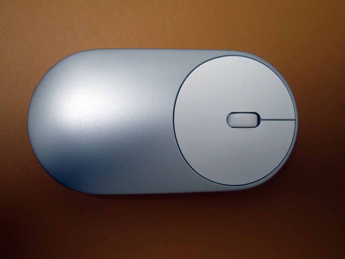 Мышь Xiaomi Mi Portable. Вид сверху и сбоку.