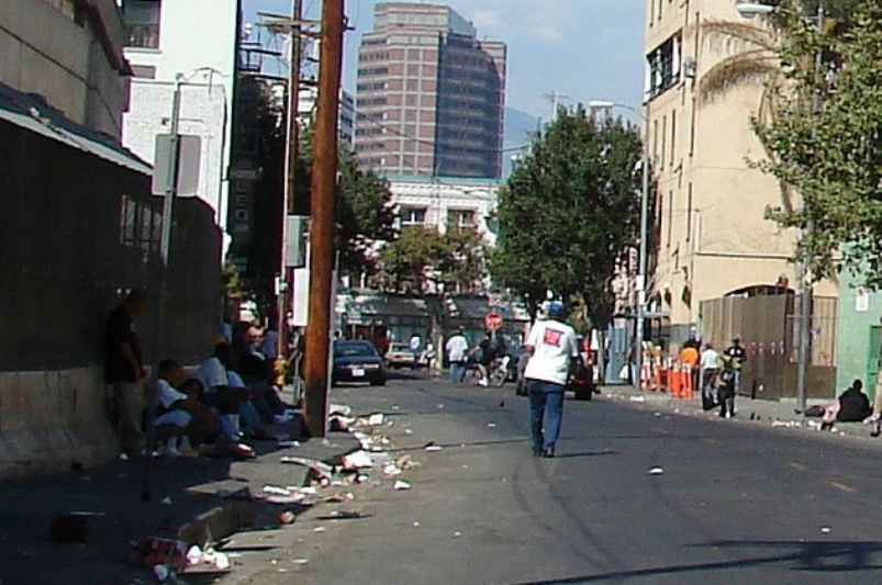 Худшую сторону. Скид Роу улица в Лос Анджелесе. Skid Row la район. США трущобы Лос Анджелес.