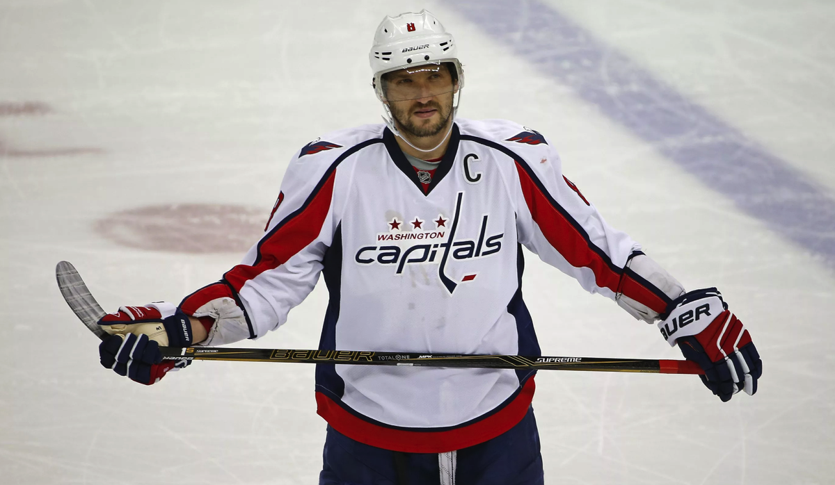 Как видно Алекс Овечкин играет клюшкой Bauer модели Supreme. Фото из открытых источников на Яндекс.картинки