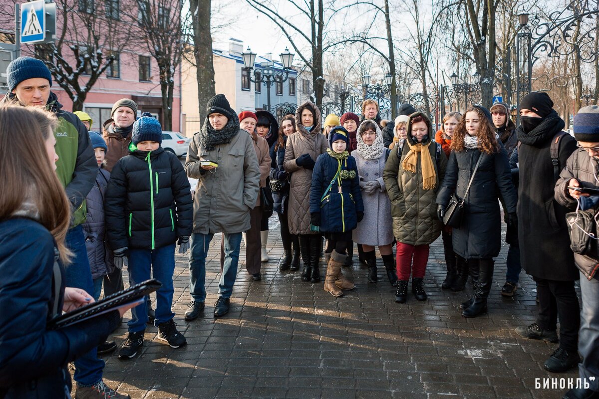 Сбор был назначен возле памятника тысячелетию. И как бы мы ни переминались на морозе, недоверчиво всматриваясь в подходящих людей (сюда/не сюда?), компания собралась немаленькая. Желающим заранее было рекомендовано взять телефон с наушниками и скачать приложение Brest Stories Guide (чтобы слушать воспоминания). Для тех, кто по каким-то причинам остался без необходимого, Ольга включала записи со своего планшета. Плотным кольцом ее обступали на каждой точке: больше слышать — больше знать. Пришли даже дети. Мы задумались: такие экскурсии, наверное, не проводят в школе.