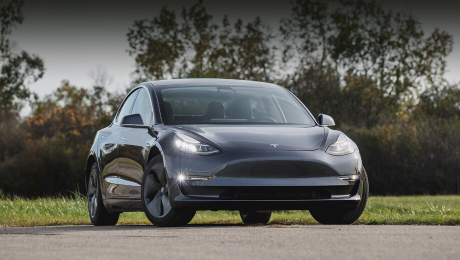Компания Tesla продолжает пользоваться уловкой: в её машинах на уровне «железа» заложено больше возможностей, чем позволяет раскрыть софт. Это касается и отдачи электромоторов, которую можно позднее повышать за счёт обновлений «по воздуху».