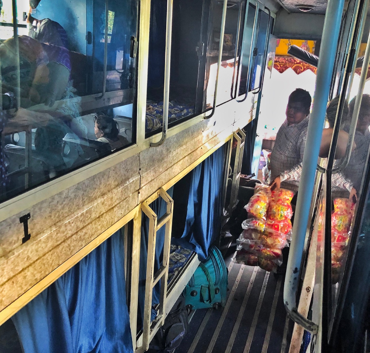 Внутри автобуса Дели-Джайпур