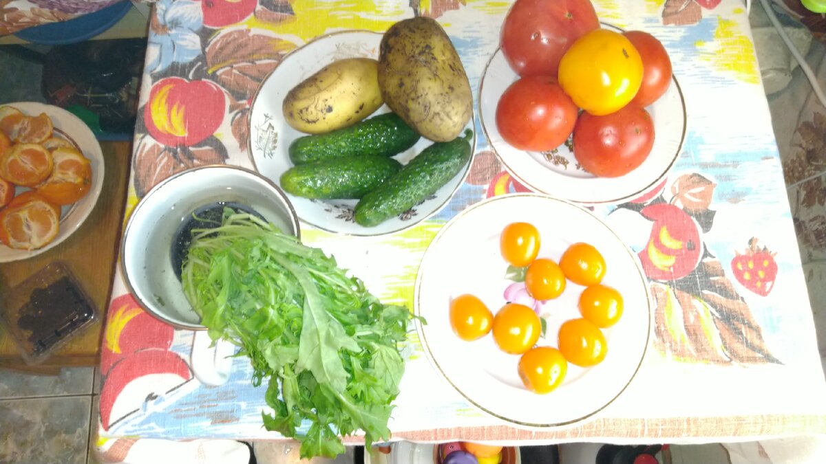 Помидоры большие и маленькие, огурцы, картошка, японская капуста
