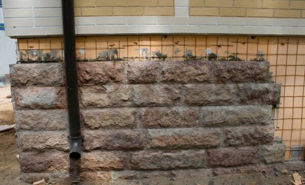 На фото – проведение отделки цоколя
 