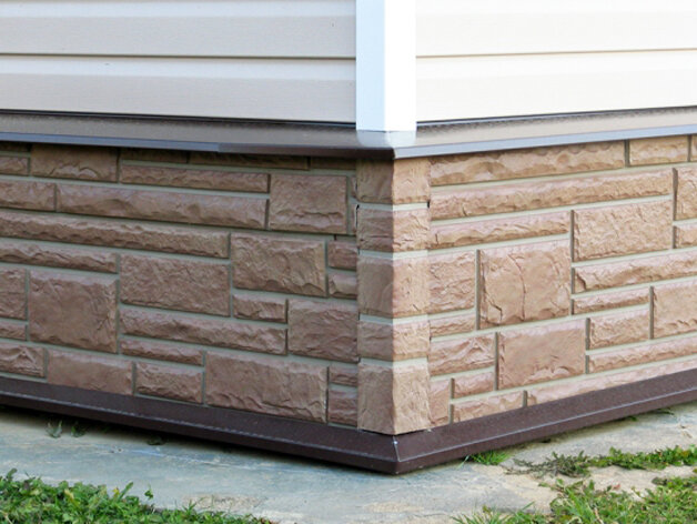 Внешняя отделка фундамента  сооружения нуждается в особом внимании, ведь от выбора материала для  обшивки будет зависеть не только общий вид строения, но и его  долговечность, а также комфортность нахождения внутри. Сайдинг считается универсальным материалом, которым можно, по сути, отделать любую поверхность.
 