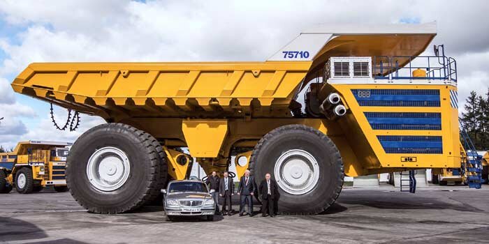 2 Belaz 75710 – 450 тонн

Высотой в 8 метров (то есть, на минуточку, выше чем среднестатистический двухэтажный дом!) Belaz 75710 «тащит» на себе 450 тонн и до мая 2018 года именно он был номером один во всем мире. Обидно терять первое место, которое целых пять лет было твоим!