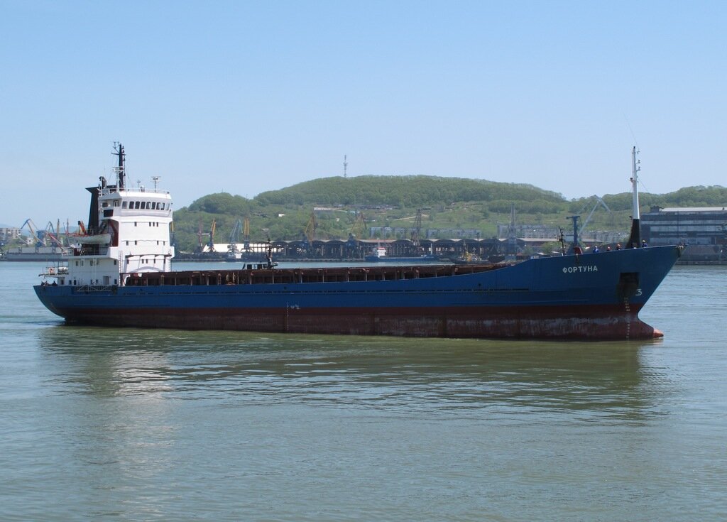 Российская специализированная баржа "Фортуна" имеющая собственные мощности по трубоукладке, но не имеющая необходимого оборудования для динамического позиционирования, да еще и не имеющая собственного привода.