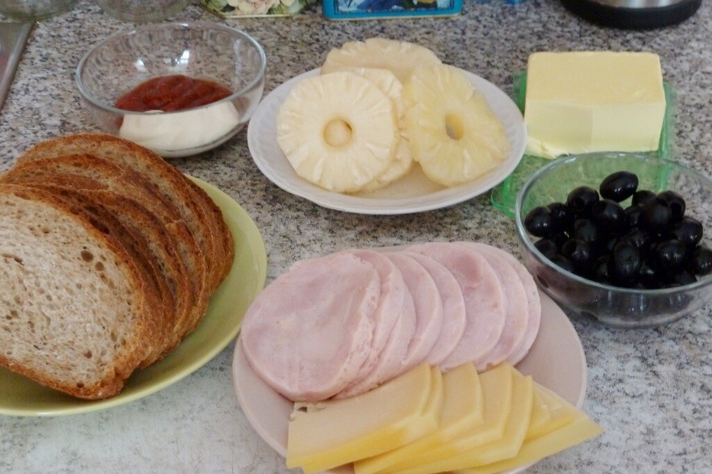 Бутерброды с ветчиной и ананасом