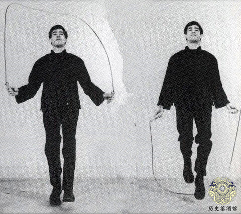 Брюс Ли прыгает со скакалкой