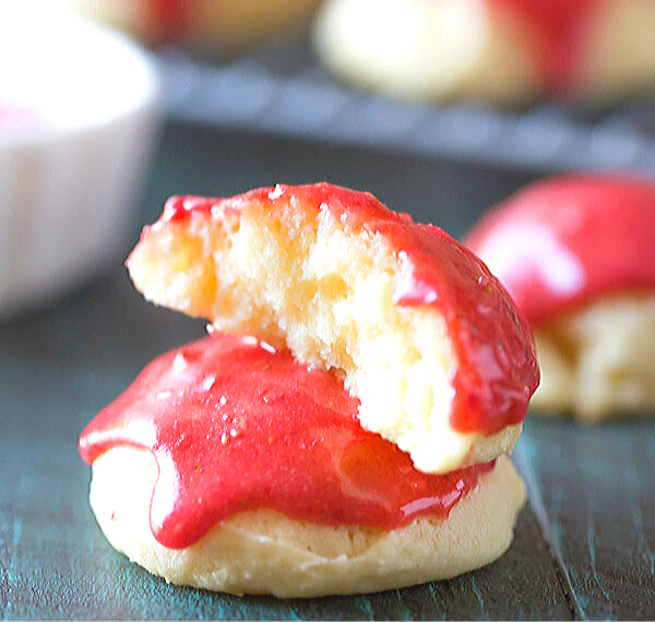 Творожное печенье, покрытое клубничной глазурью